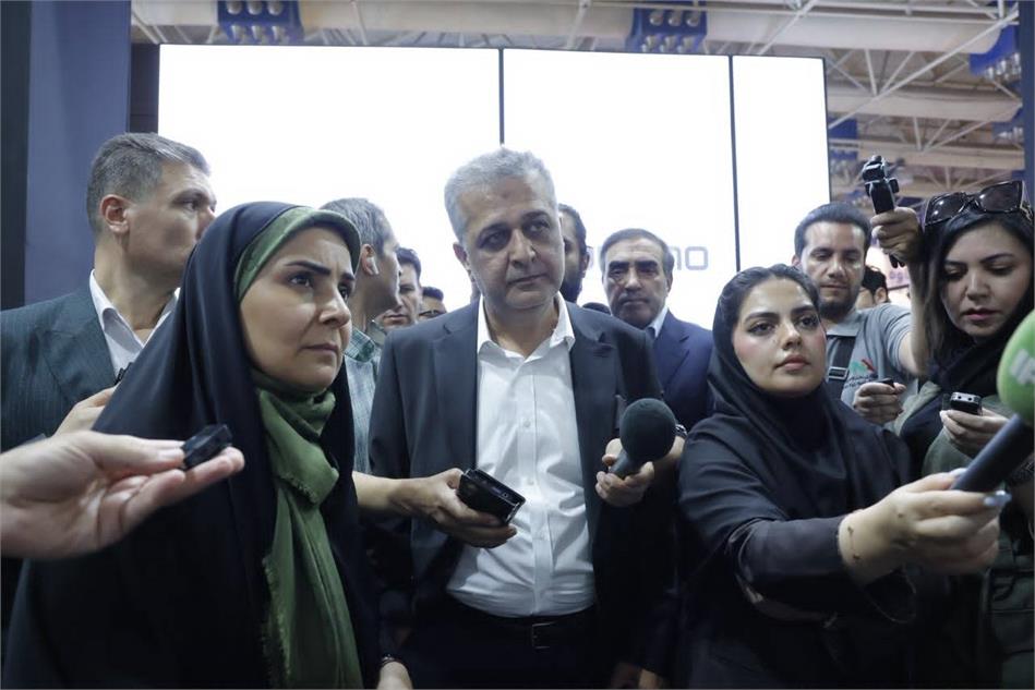 بازدید وزیر راه و شهرسازی از غرفه انجمن انبوه‌سازان تهران